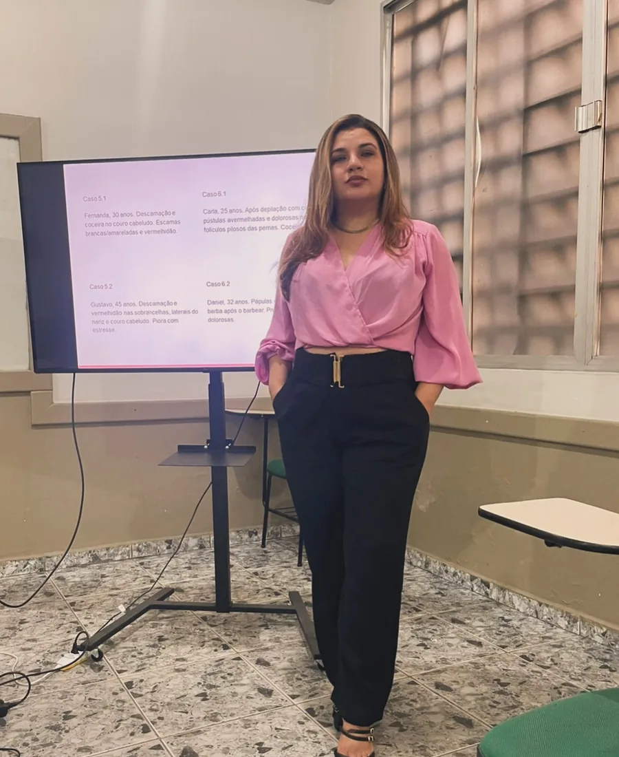 Dra. Marcela Amazonas ministrando aula sobre bases clínicas e terapêuticas em doenças dermatológicas